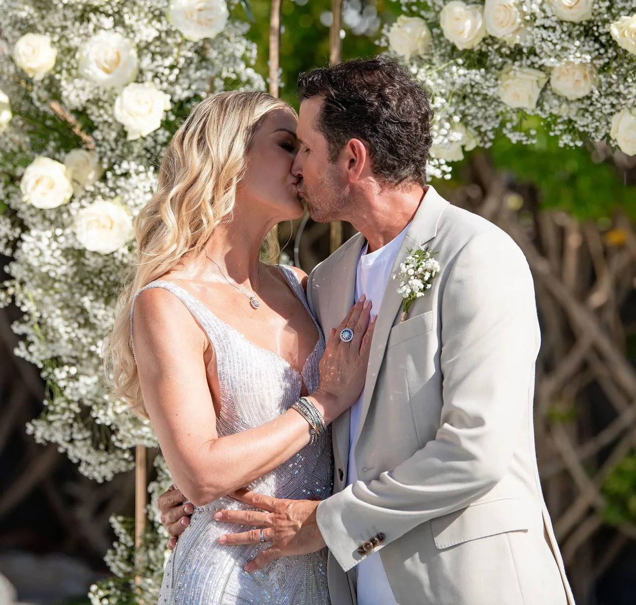 Couple sharing a kiss beneath the floral arch at Casa Amore Tenerife